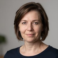 Профессиональный портрет русского бизнесмена, уверенный взгляд, мягкий фон, студийное освещение.